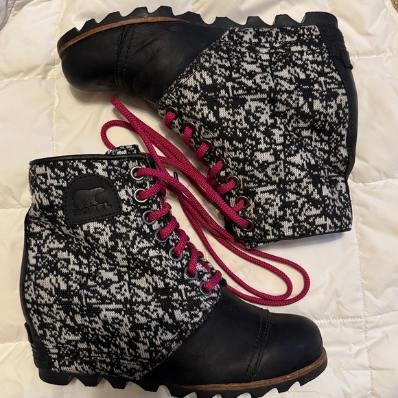 Sorel PDX Wedge Boot with Hot Pink Laces
Women’s Size 9 - Picture 2 of 9